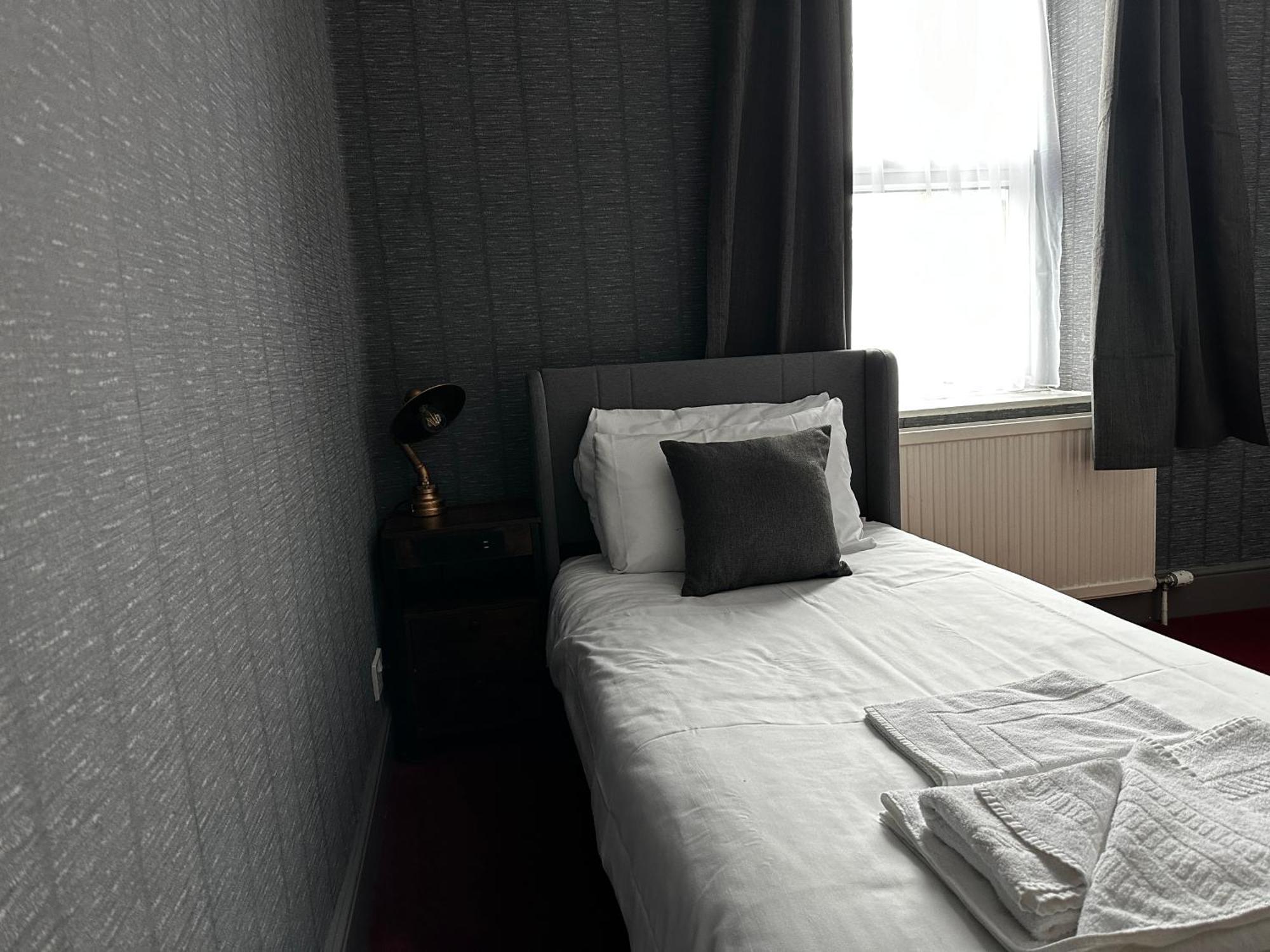 The Derby Hotel Барроу-ин-Фернесс Экстерьер фото